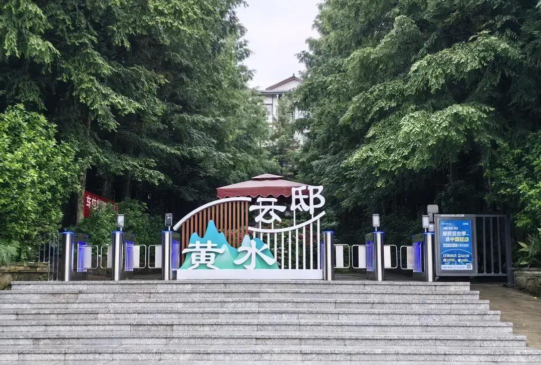 2012年夏天，重庆主城热得像个大火炉，气温飙到42度。我因为办事去了趟石柱县，