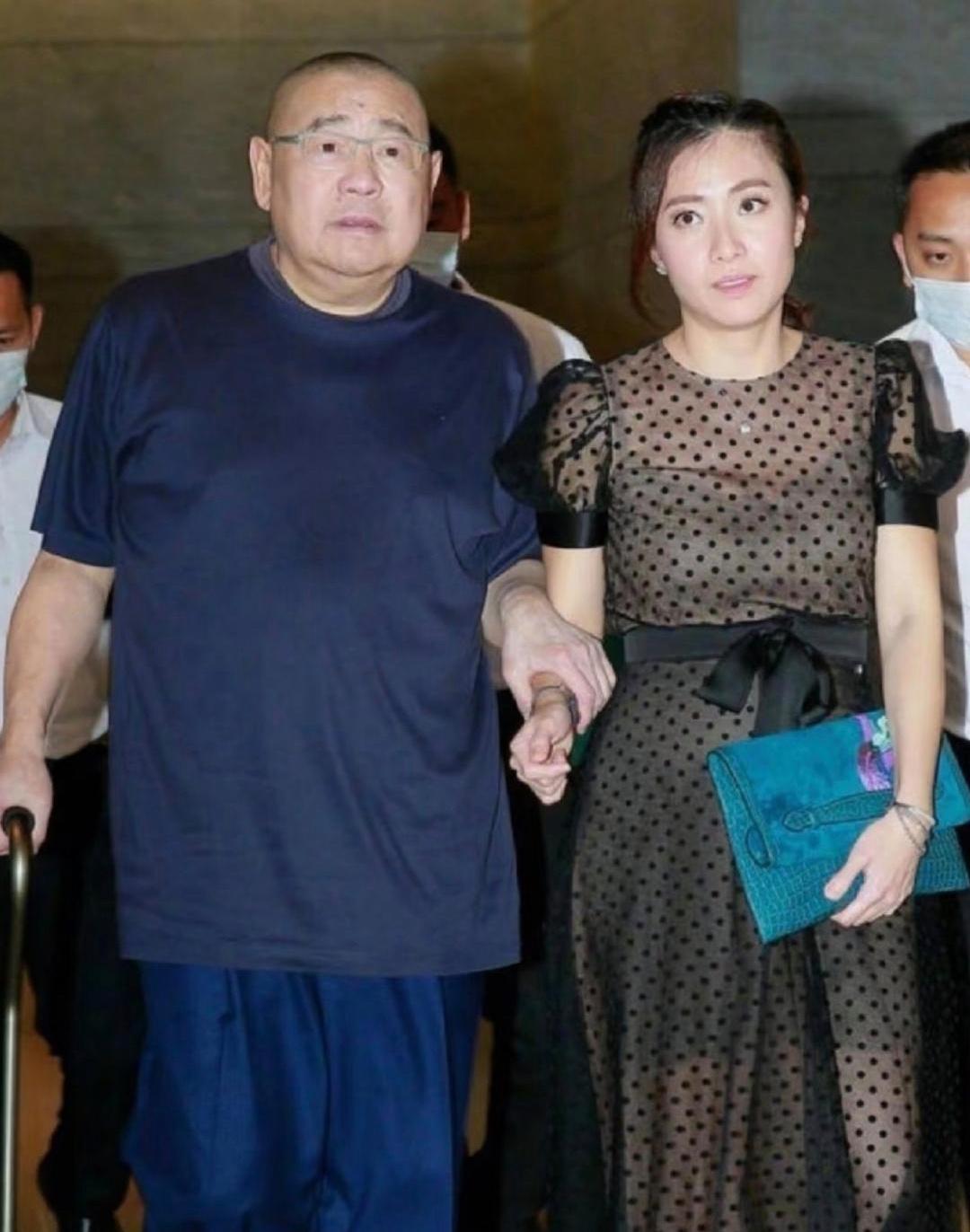 从甘比在人前愿意当大刘的人形拐杖就可看出她多能忍。什么是扮猪吃老虎？就是前期