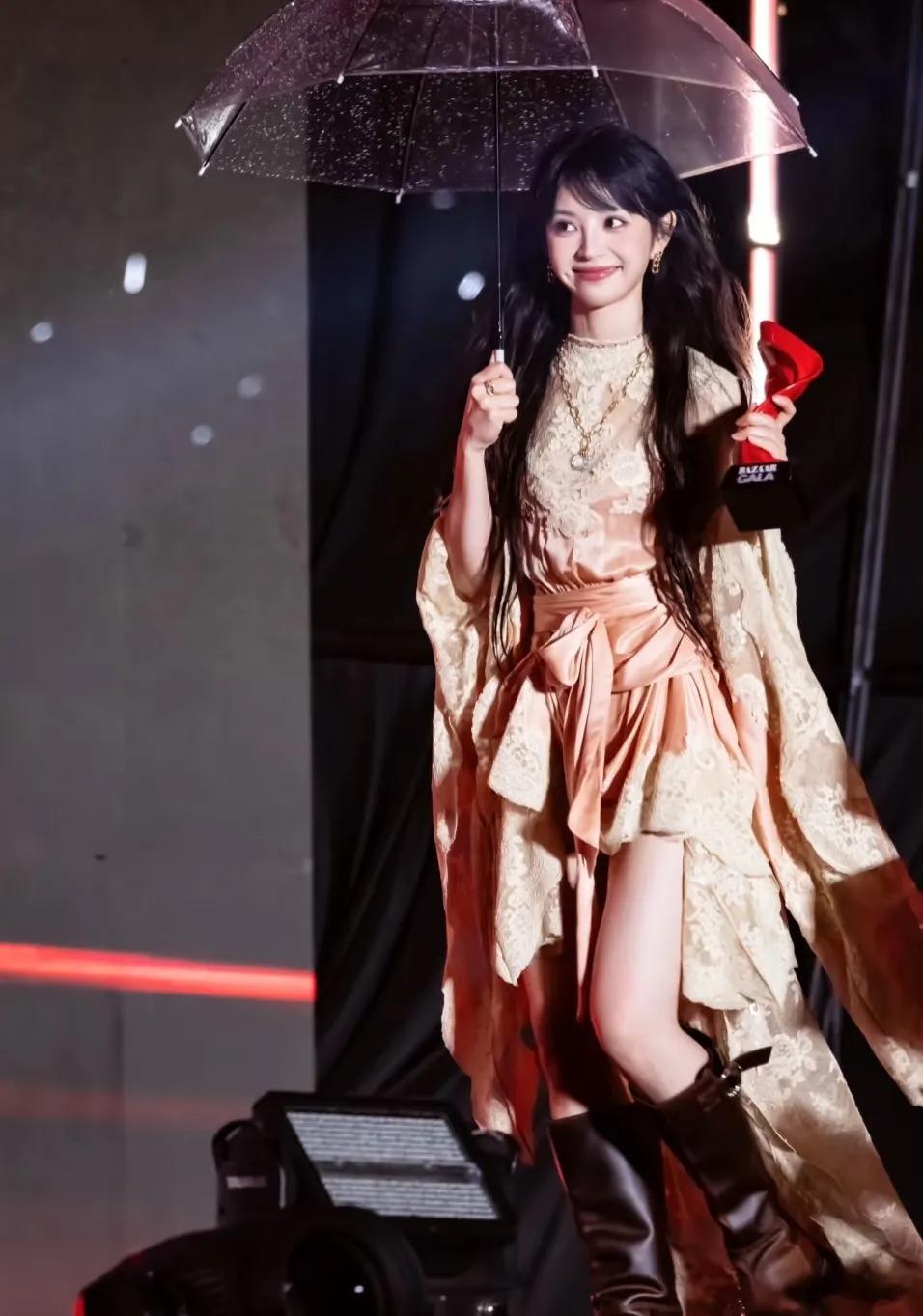 田曦薇芭莎之夜2套服装都好美内娱女明星每次都求不出错，但是都是有点类似。只有新