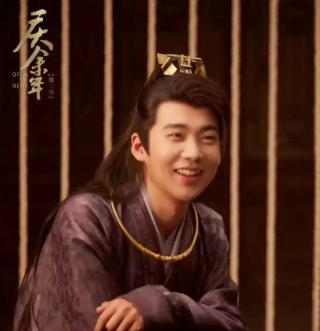 差300万差点被换掉的范思辙，今早扛着金算盘站在横店拜神了！你没看错，郭麒麟穿