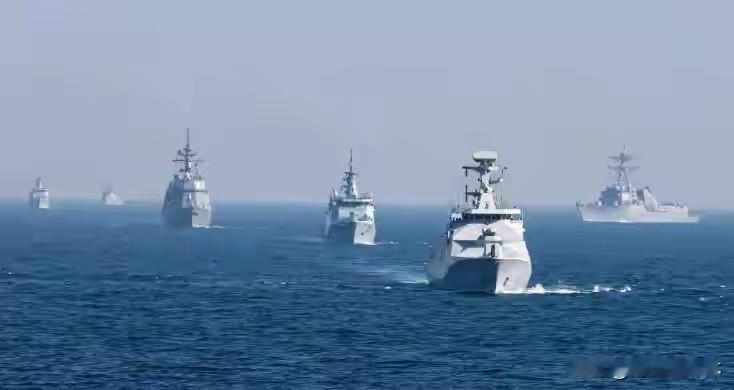 美军双航母压境伊朗！普京果断出手，中国在等一个关键时机特朗普上台后，中东彻