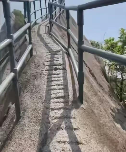 丹东凤凰山出事那对夫妻其实挺气人的！当时和他们脚前脚后爬山的有好几个，大家说说