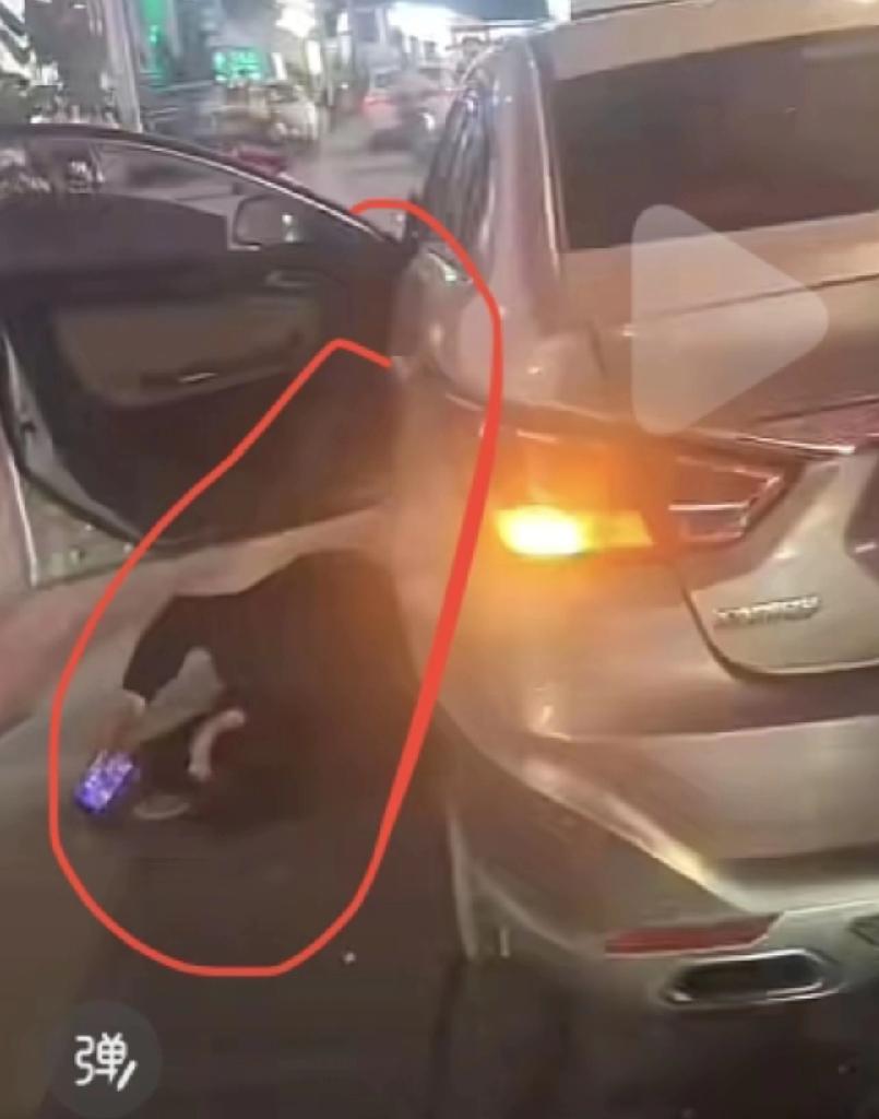 重庆突发疾病车主唐某，从主驾爬出来躺地上，还拿着手机看，打电话喊人吗，说明头脑还