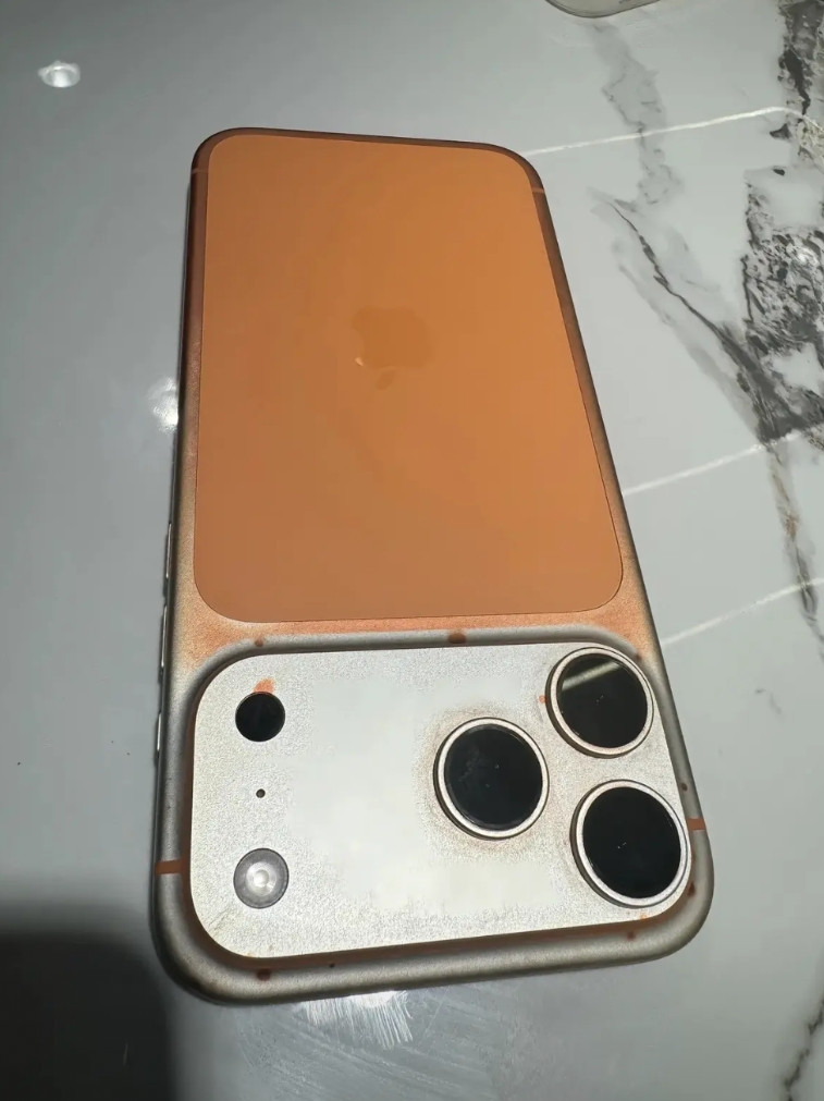 该说不说这应该是目前我见过掉漆最严重的iPhone17ProMax，橙色机身