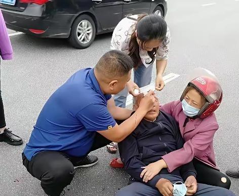 武汉快递员救人反被讹14万，老人醒后赠房立遗嘱：我的财产全给你真的太解气了