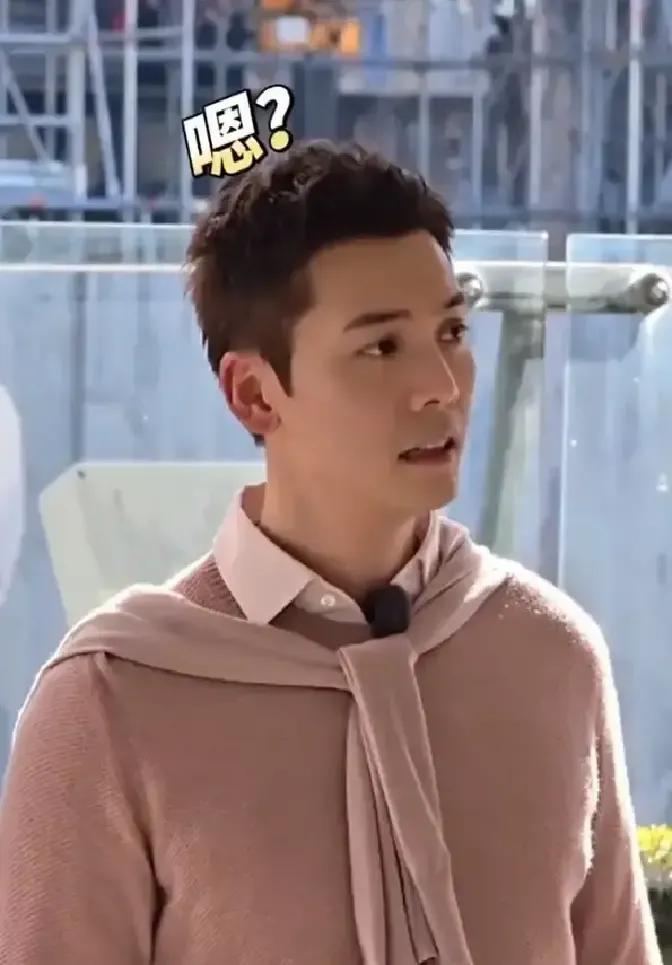 陈伟霆半路杀进《现在就出发3》，背大包、讲冷笑话、把游戏玩成演唱会，镜头里全是他