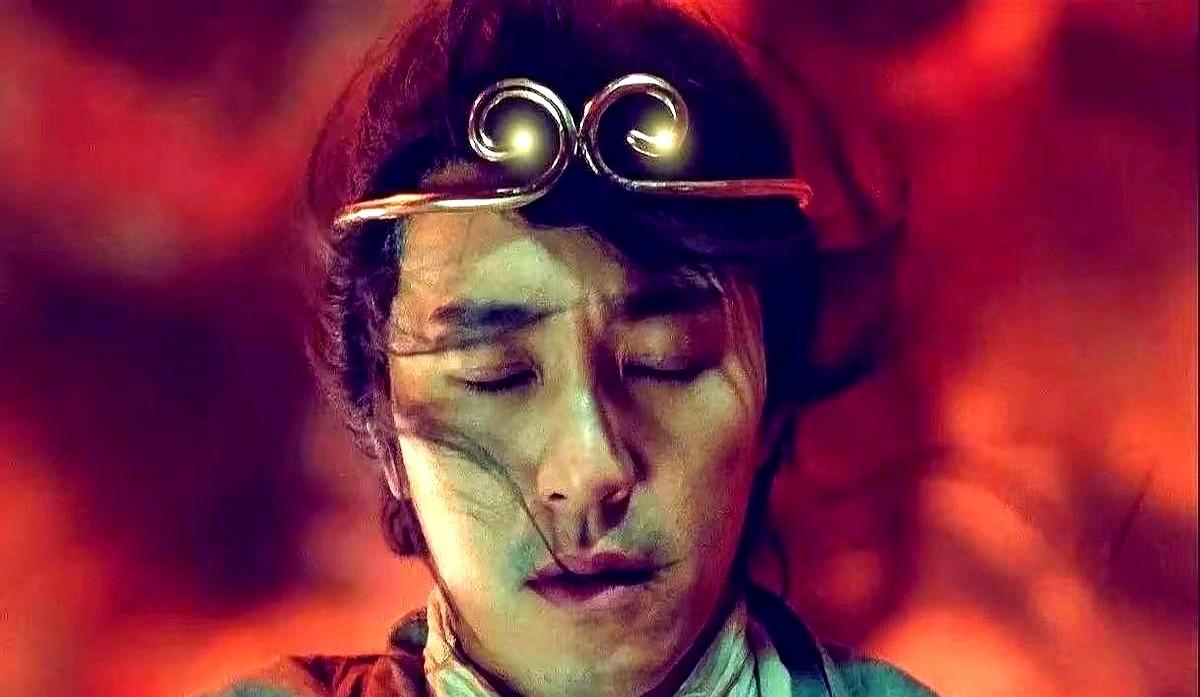 至尊宝心里到底爱谁？嘴巴骗不了人。他以为自己爱的是白晶晶，拼了命用月光宝盒穿