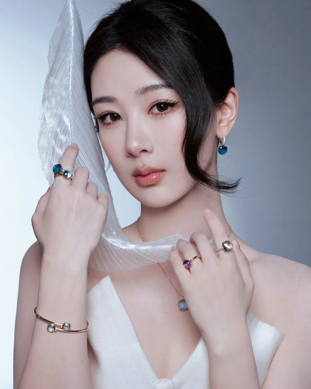 [美女最新美图分享-杨紫]白缎礼裙