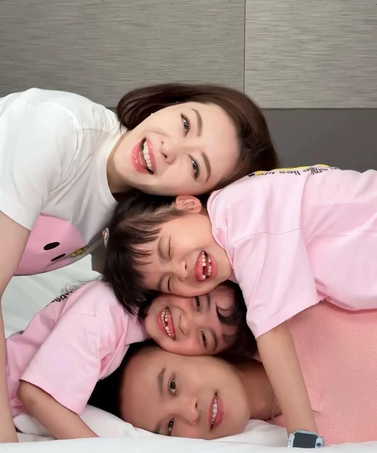 熊黛林一家拍叠叠乐，双胞胎女儿掉了大门牙，笑起来好可爱……熊黛林也要做直播带货
