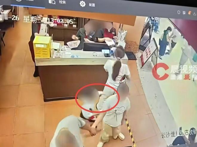 餐厅里一场小小的磕碰，为什么会闹到要打官司？长沙餐厅这场纠纷，最近在网上吵得沸
