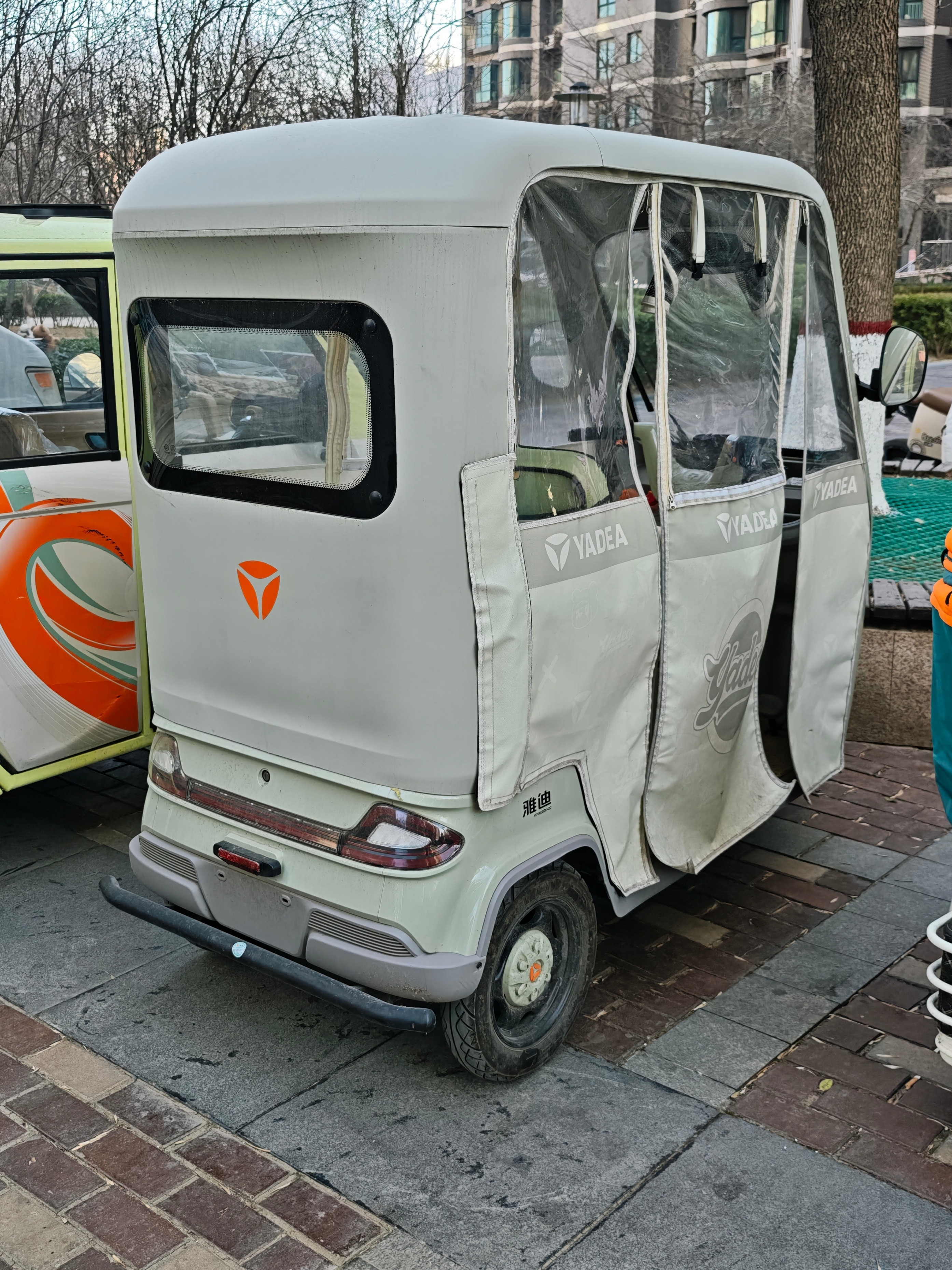 我说我看这辆雅迪的尾灯咋这么眼熟呢……老年人的第一台小米？