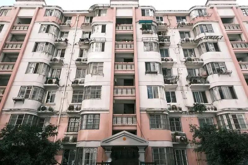 买房最幸运和最悲催的几批人买房最幸运的四批人第一批：1998年—2000年，国家