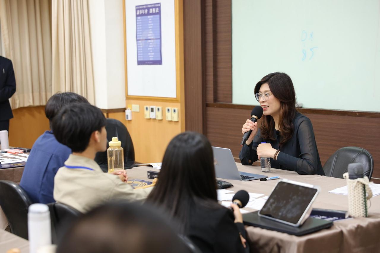 郑丽文是非常有底气的，在5月16日的声明中确认国民党的内部培训课程有全程的录音，