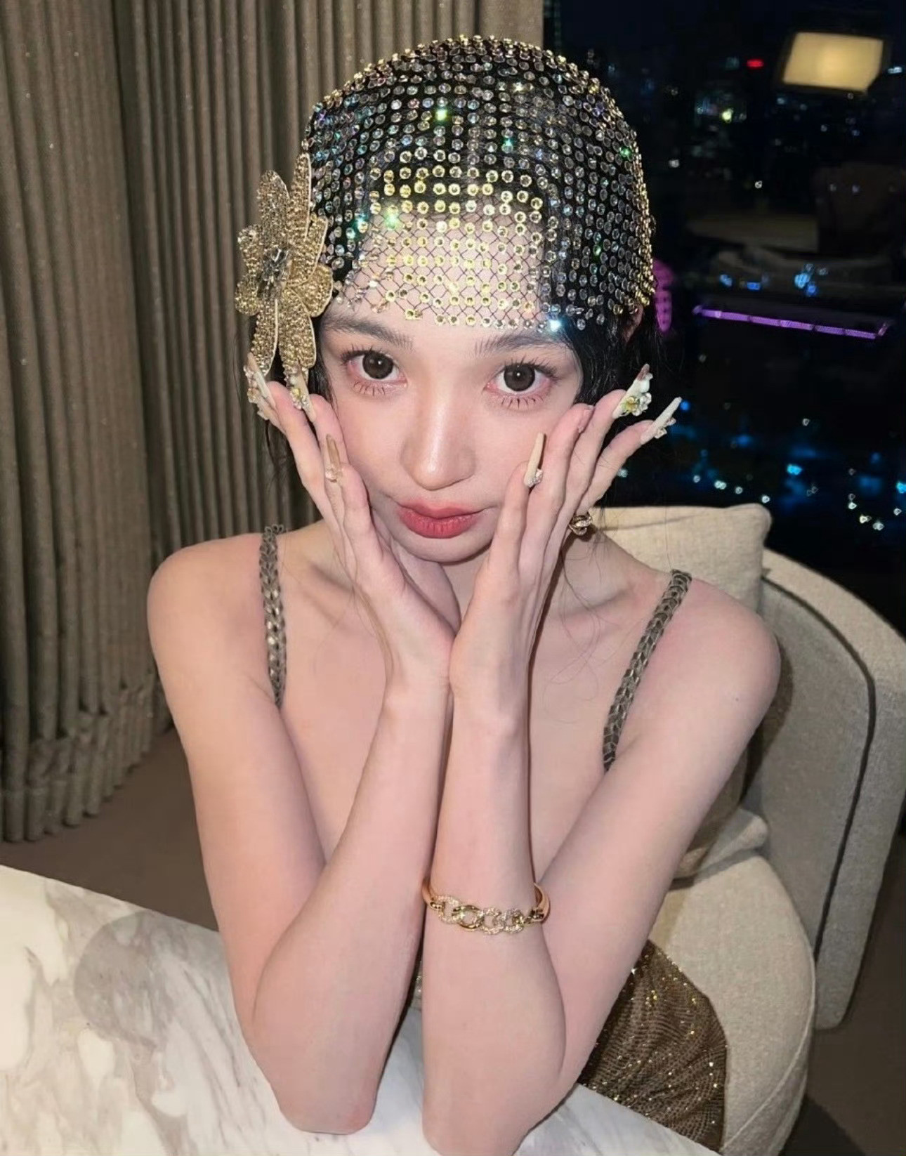 易梦玲颜值超抗打，网红与演员间似有壁垒，她却凭颜轻松跨越，魅力难挡，令人侧目。