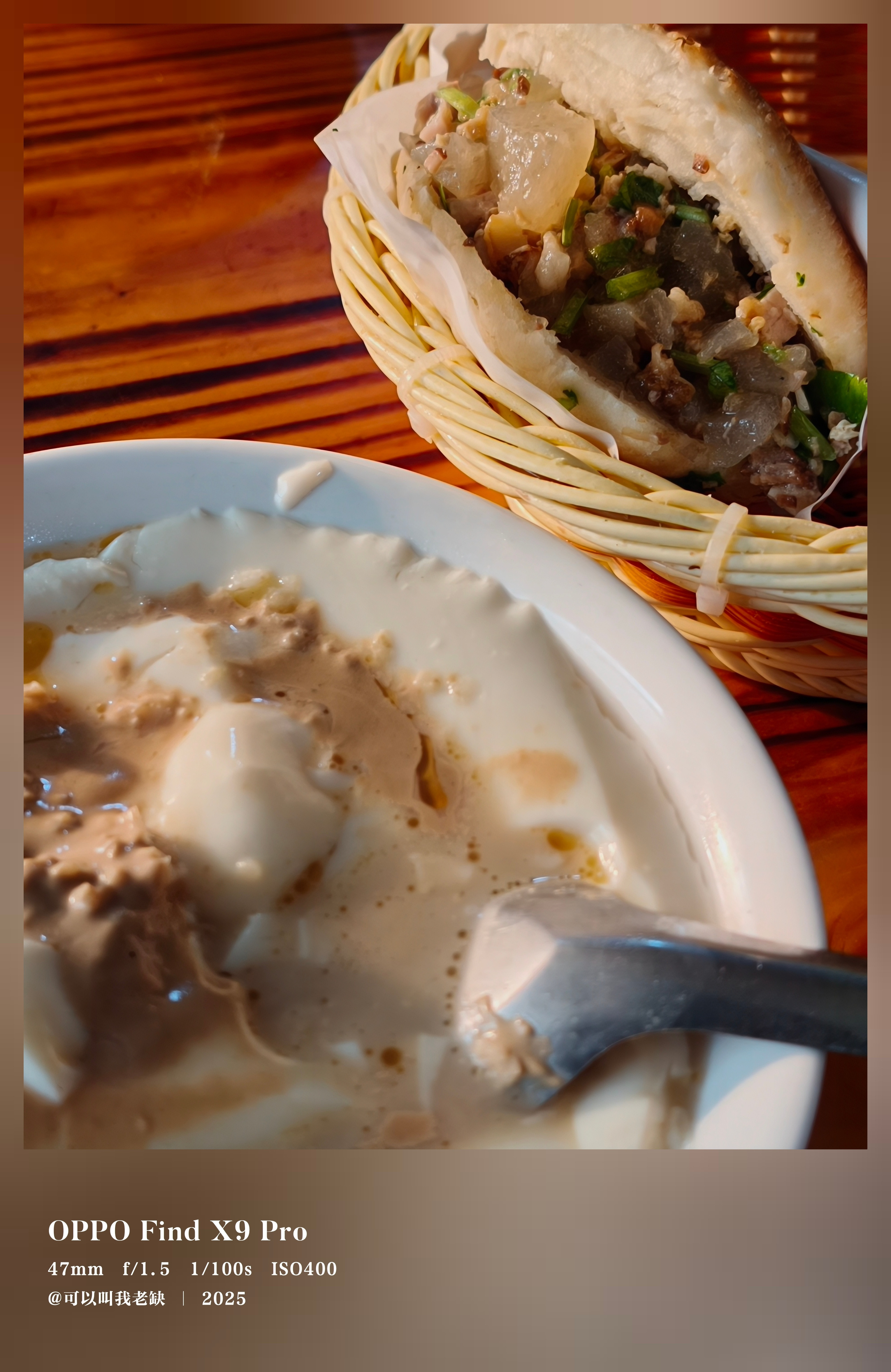 医院门口这家小吃店的肉夹馍和老豆腐嗨挺好吃的掺焖子的肉夹馍五块一个，他家焖子带一