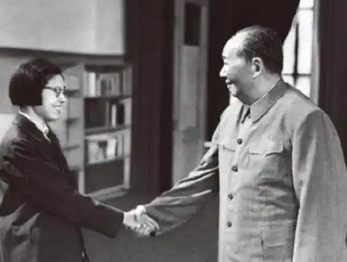 1970年，在一次会见外宾后，王海容突然对毛主席说：“主席，你和好多人有握手的照