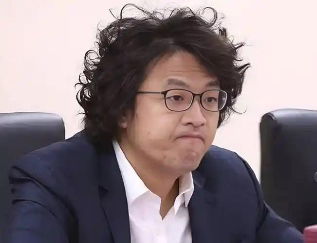 “台独”急先锋沈伯洋彻底凉了！沈伯洋父子用大陆赚的钱养台独，本想换个马甲就能继续