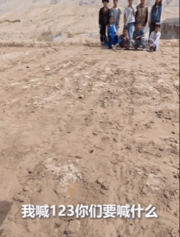 “上人民日报了！”新疆，一位博主在新疆，偶遇一群举着国旗的小朋友，他出于好奇，询