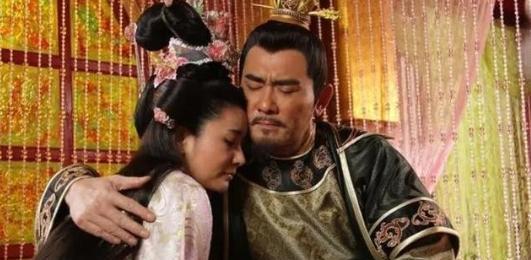 一日，后梁将军葛周正跟妖艳的小妾嬉闹，突然有一小兵求见，他便传召入内。谁知，这个