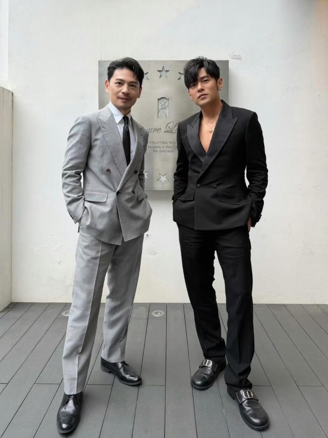 周杰伦脚上这鞋子有点休闲了，男人还是穿尖头的皮鞋比较硬朗，圆头的适合女人。