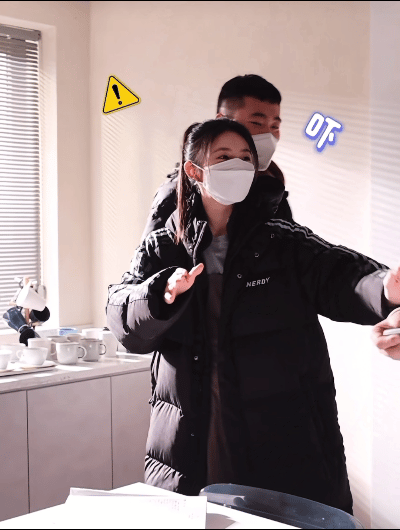 刘浩存搞怪的校园组～“那不像小孩嘛！”浩存水灵灵得好活泼好漂亮呀[哇