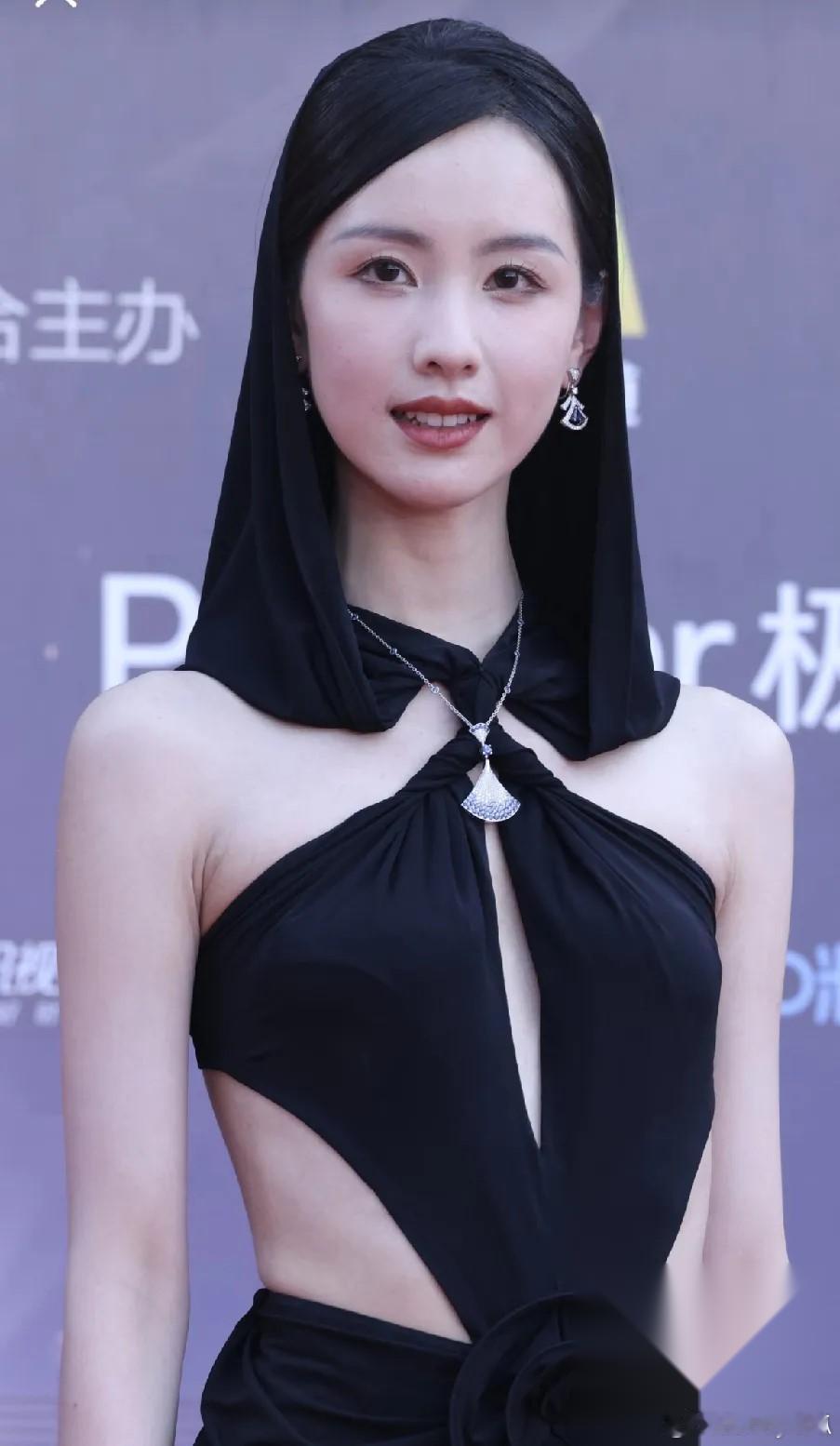 我想说一句实话，希望大家不要喷我。就是我从头到尾都不觉得陈都灵这个女孩子长得