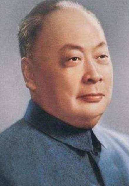 1953年，南京中山陵前发生了一件小事。陈毅市长突然放弃坐自己的专车，非要挤进毛