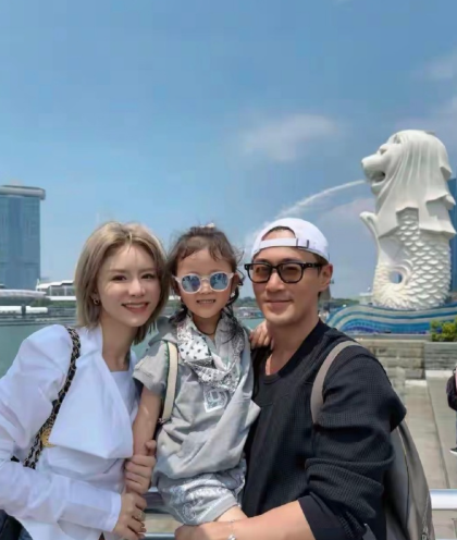 林峯张馨月带女儿新加坡旅游从图片上，一家三口都玩得很开心，林峯和张馨月都染了新