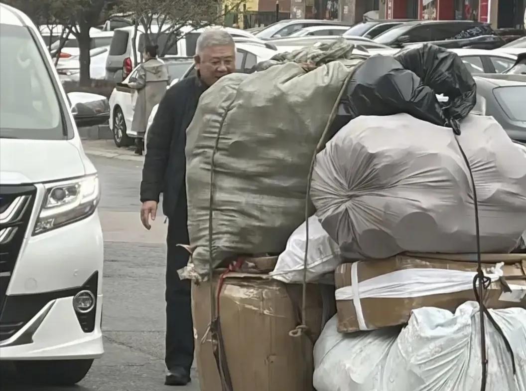 东北人都是活雷锋，68岁演员程煜回老家路上帮老人推车感动全网最近看到一条挺