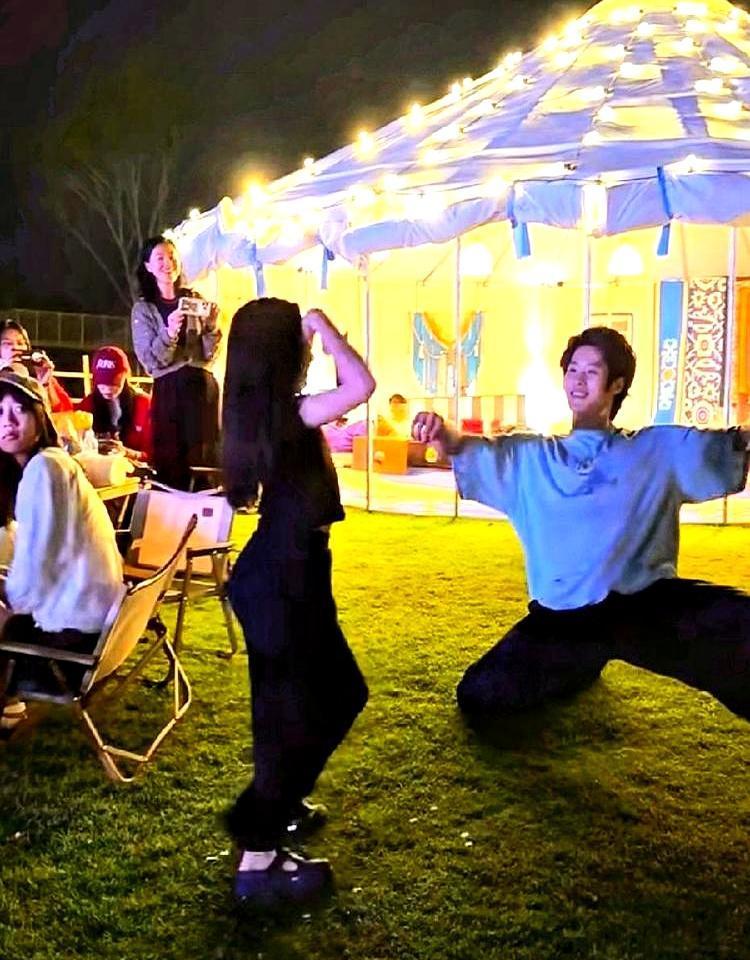 看到董璇那张“妈味”生图，我第一反应是错愕。直到翻到下一张，全明白了。镜头前