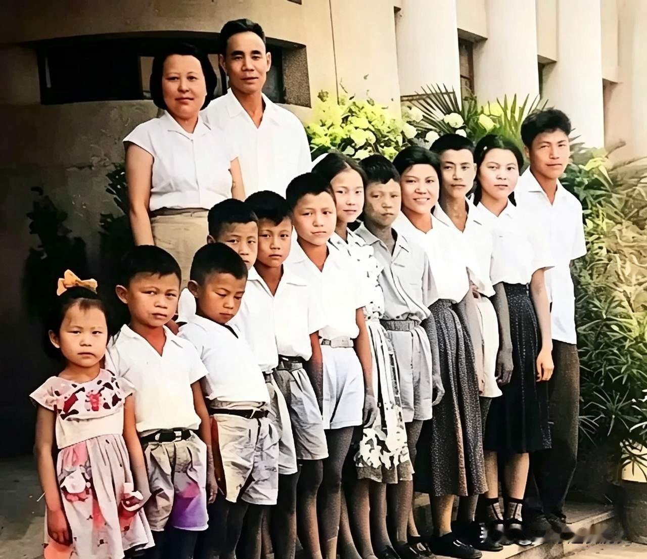 这是1961年在北京拍下的一张极为罕见的全家福：后排并肩而立的，是开国中将吴信泉