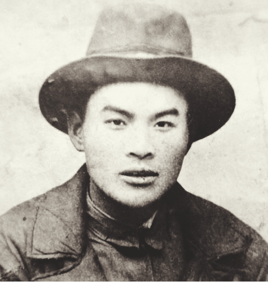 1940年，地下党崔景岳被捕后，密信落入敌人手中，但密信是一张白纸，什么都没有。