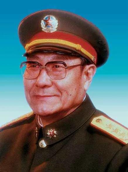 1948年，沈阳战俘营，一位16岁的国民党俘虏抹着眼泪，想领路费回家。谁知一位解