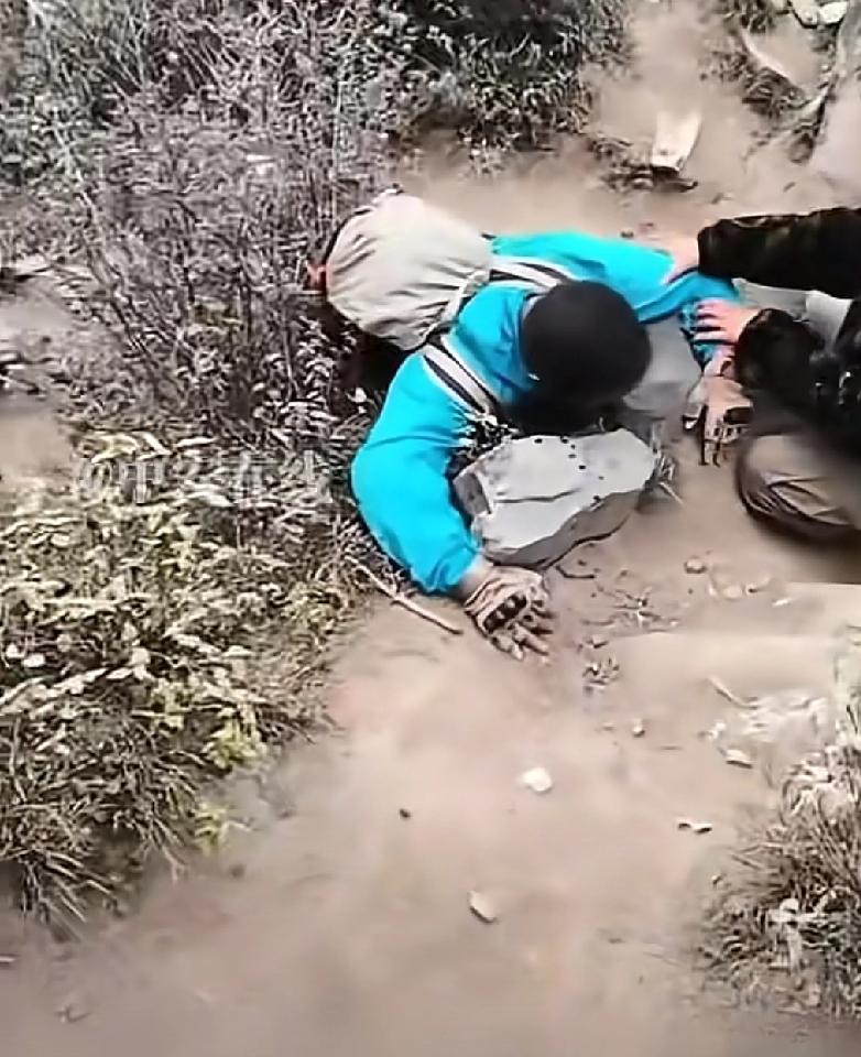 爬山过程一定不要溜号最近在云南一个景区，很多人都在按照景区规划的路线行走，由于