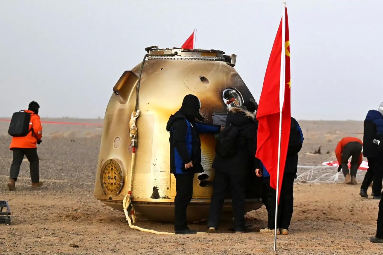 神二十飞船返回舱竟然是直立着着陆的，自主切伞的时机拿捏的周真准啊。虽然能成功