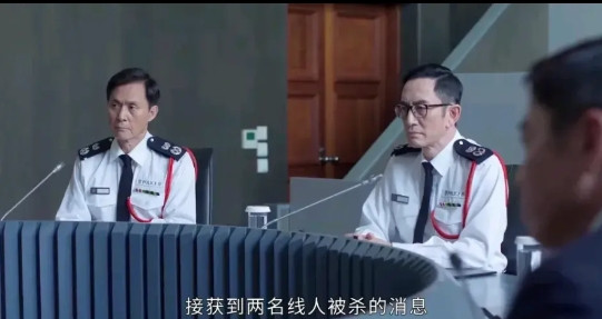 《执法者们》又是一部中老年撑起的大制作剧。黄宗泽44岁，马国明51，陈豪54