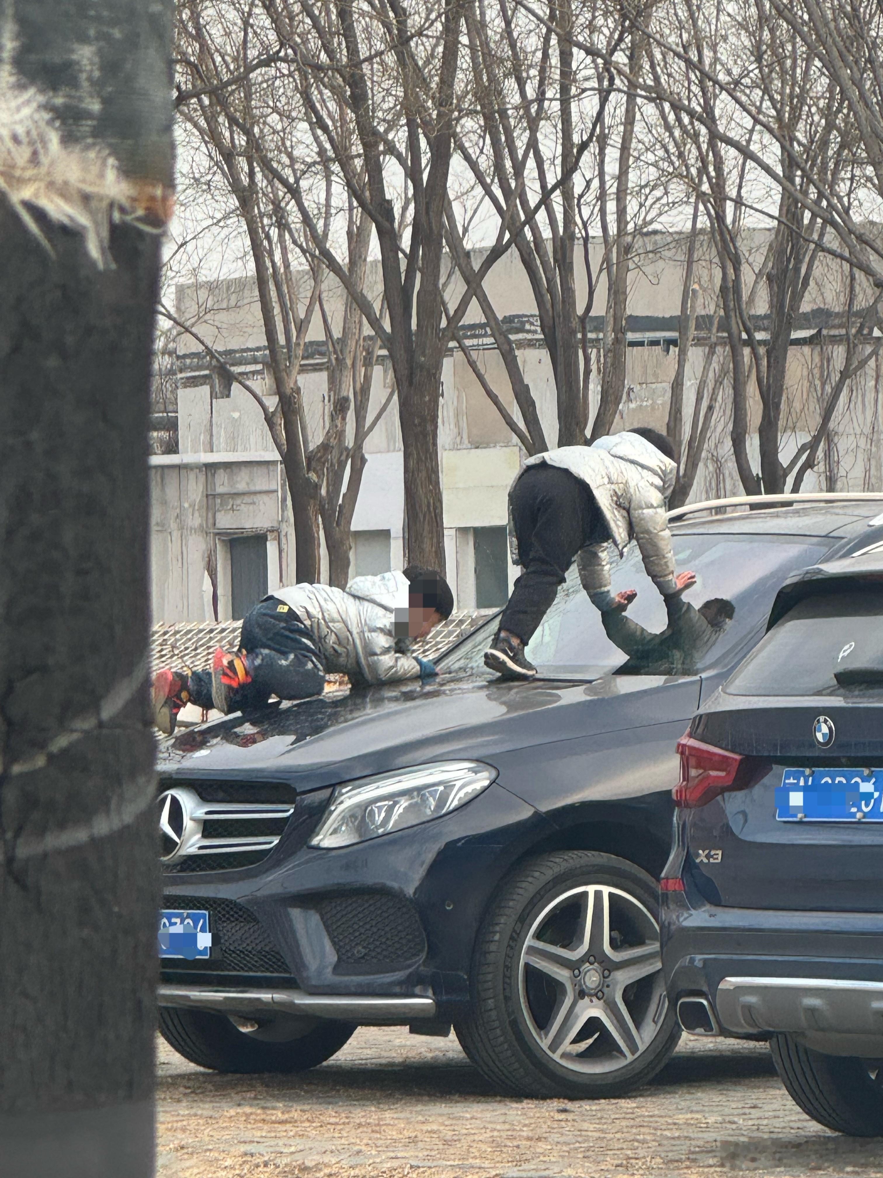 不知道是谁家的车这么遭殃，一个大妈带了两个小朋友玩儿，真牛我与汽车的日常