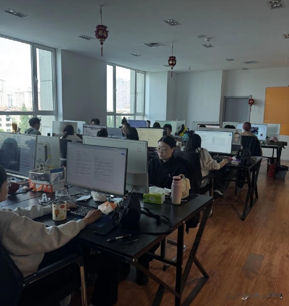 公司38岁的老采购合同到期后,公司给n+1的补偿并告知不再续签后转身招了个95后