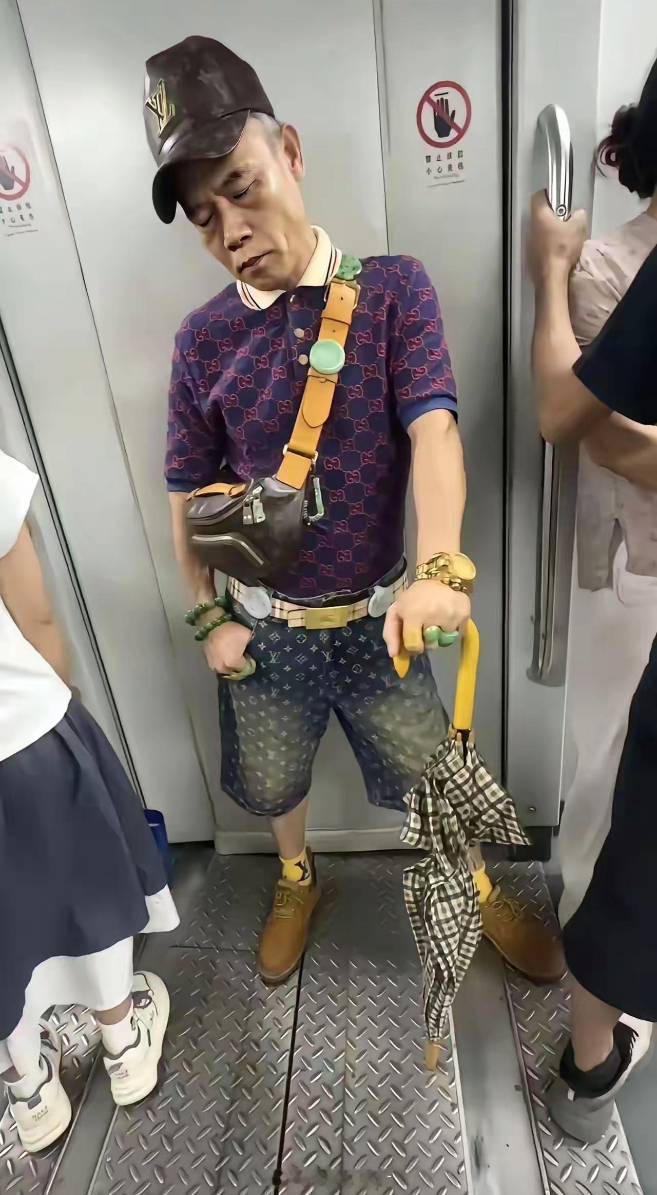 一身的大牌，这架势竟然还坐地铁？