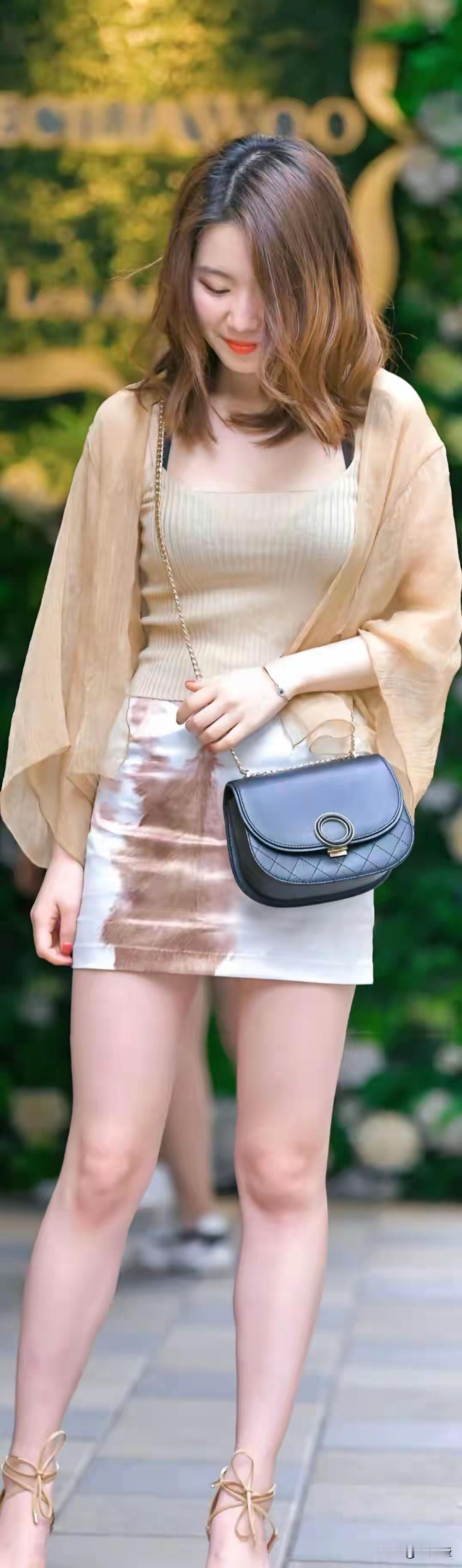 轻纱拂面，笑语盈盈。