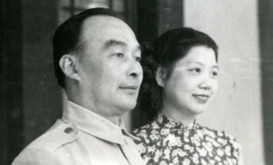 1949年，贺龙见到战地起义的国民党中将时，紧紧握住他的手说：“老朋友，有句话要