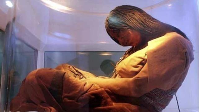 1999年，考古队登上6700米山峰后，竟然发现冰室中坐着一名年轻的少女，他们大