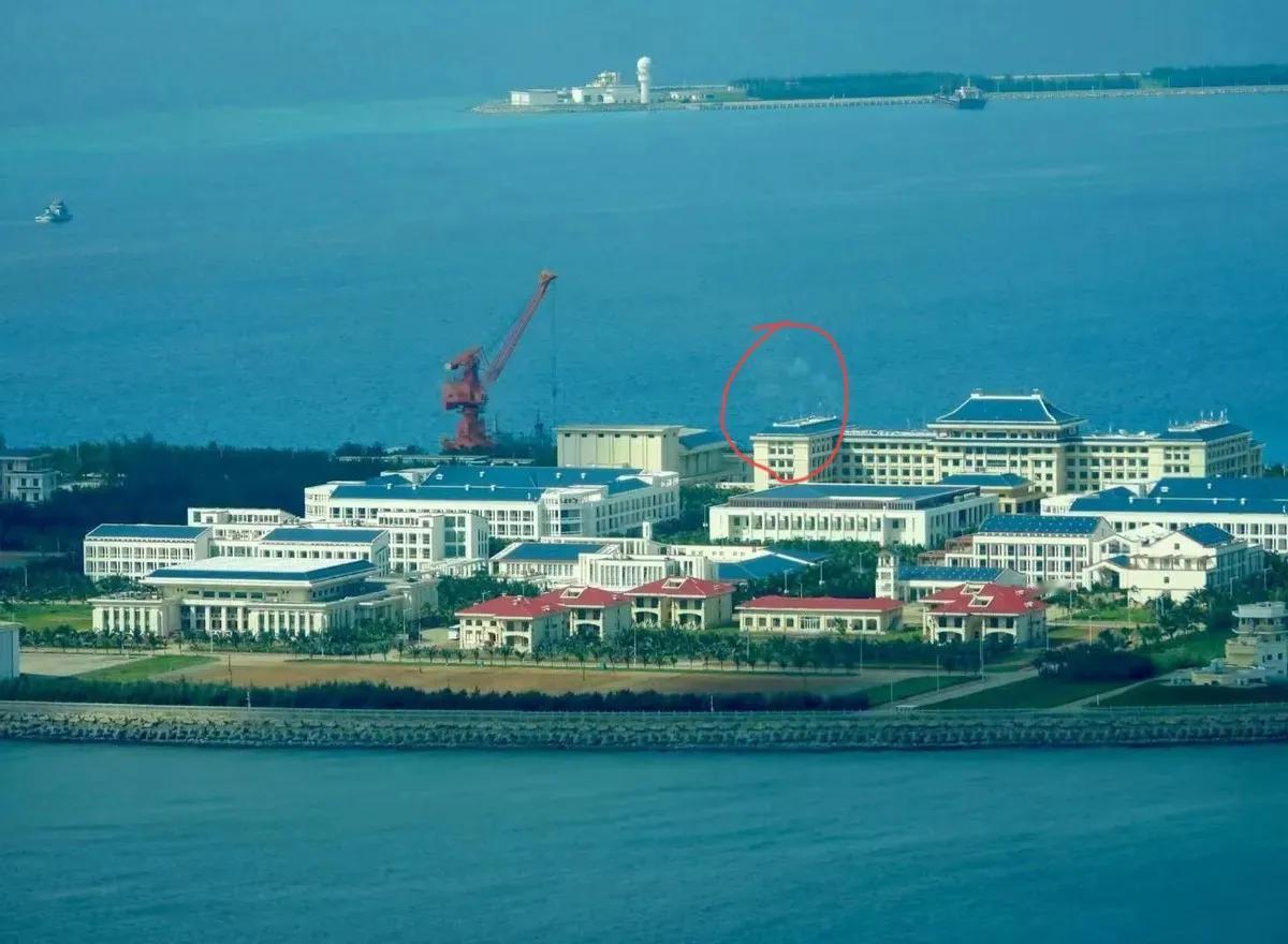 菲佣巡逻机抵近南沙岛礁上空“侦察”，如入无人之境，标致整齐的大楼尽收眼底，规模之