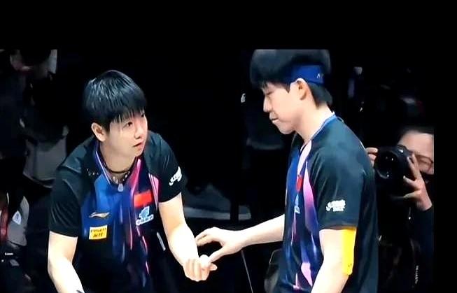 莎莎：头头公主，你又怎么了？头头：没什么，就是单纯不高兴。头头戳了戳莎莎