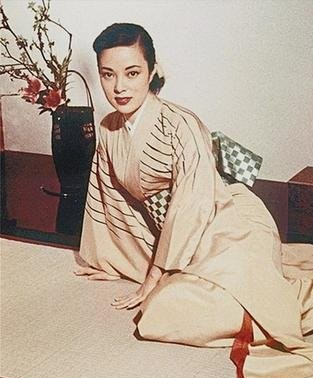 1945年日本投降后，在庭审汉奸的现场，李香兰被判处枪决。看着眼前的宣判书，她突