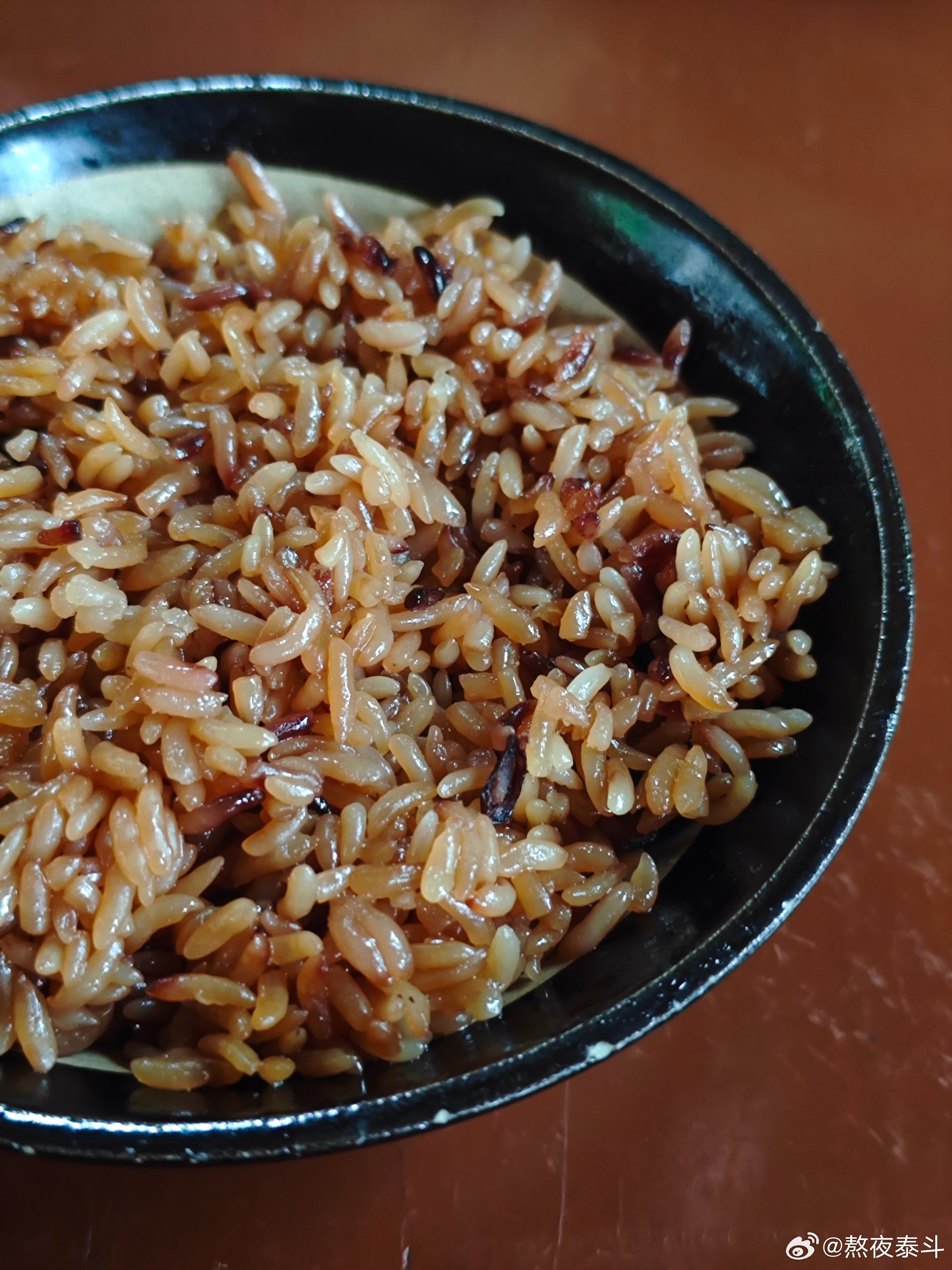 自助农家乐谁吃过，一个人15元吃到饱！黑豆米饭加四个铁锅炖菜，两个小菜，一个包谷