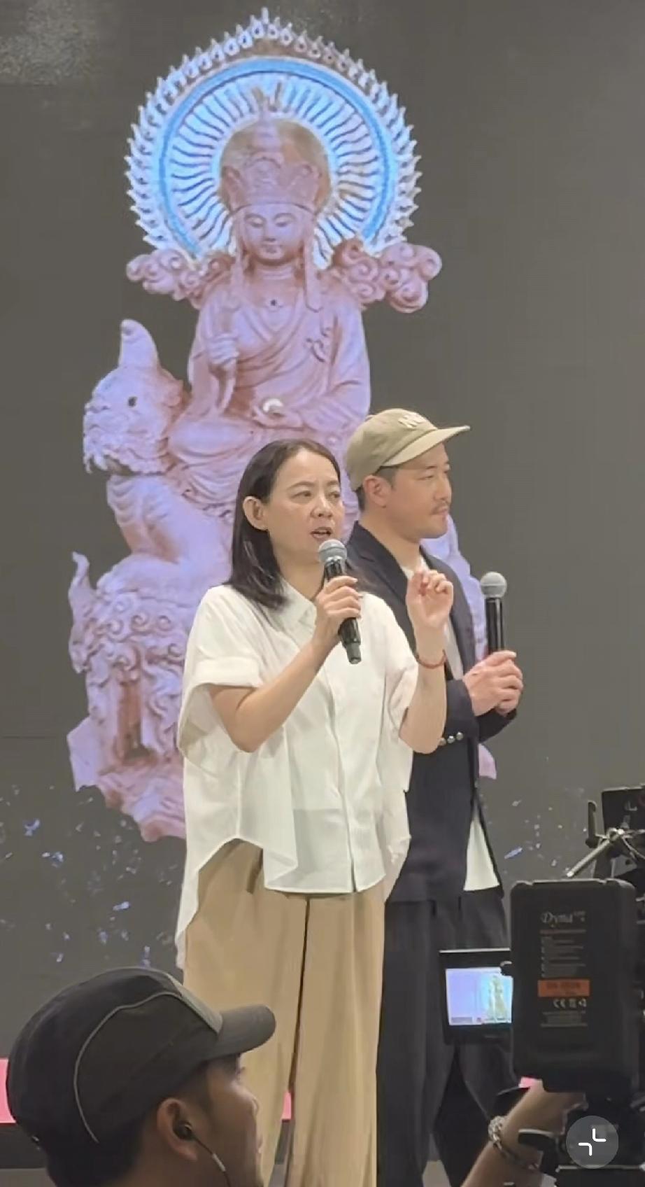 曾宝仪给父亲曾志伟提前过73岁生日，曾宝仪说父亲老了，实际上她自己也老了，她也才