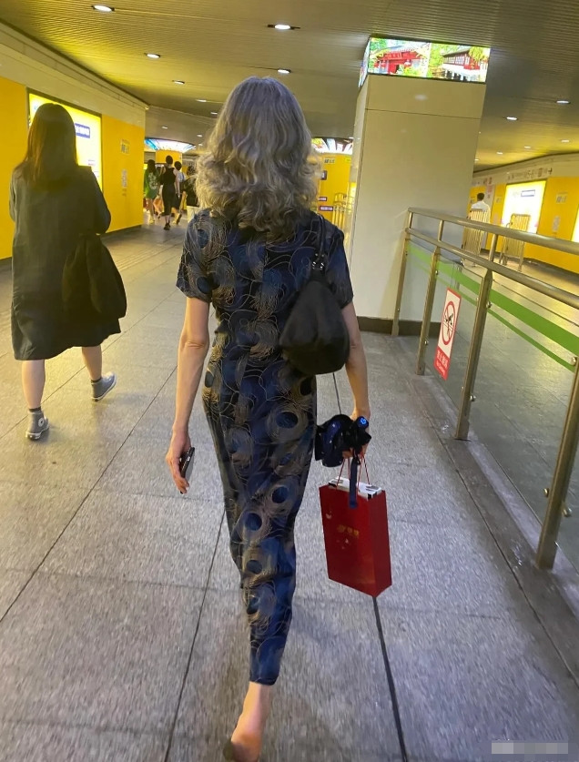 老年人的美，才是真美！今天下班，在地铁上遇见一老太太，头发花白，但丝毫不影响