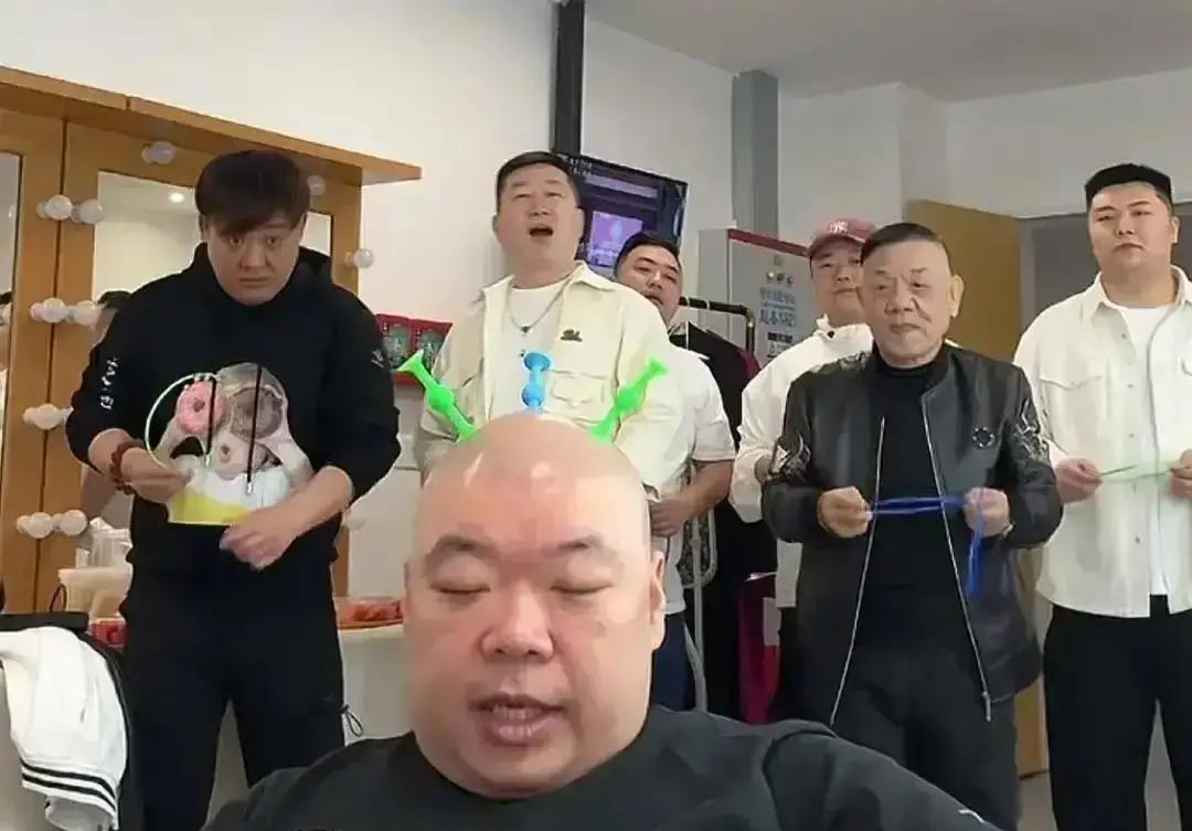 郭德纲的刀，终究还是砍向了郑好。德云社最新巡演名单出炉，郑好名字直接消失，演出