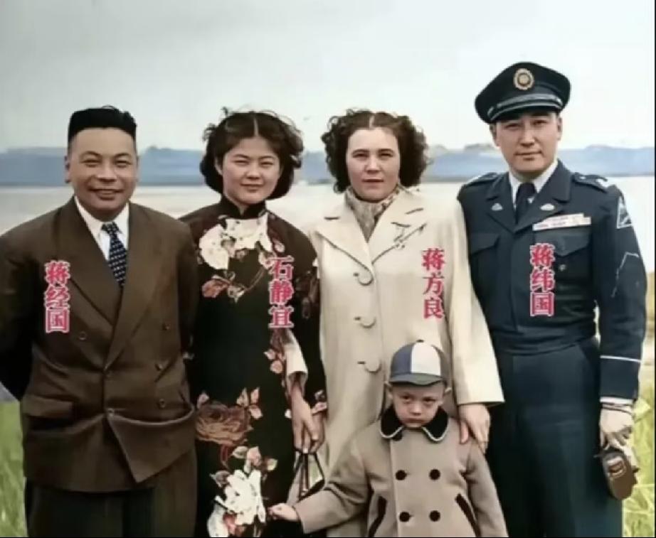 这张全家福里，很多人第一眼发现不对劲：两对夫妻，居然没有各自挨在一起。蒋经国身